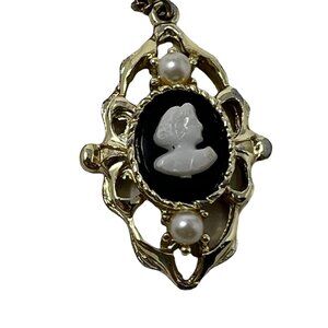 Faux Cameo Necklace Gold Tone Black White Faux Pearls Pendant‎